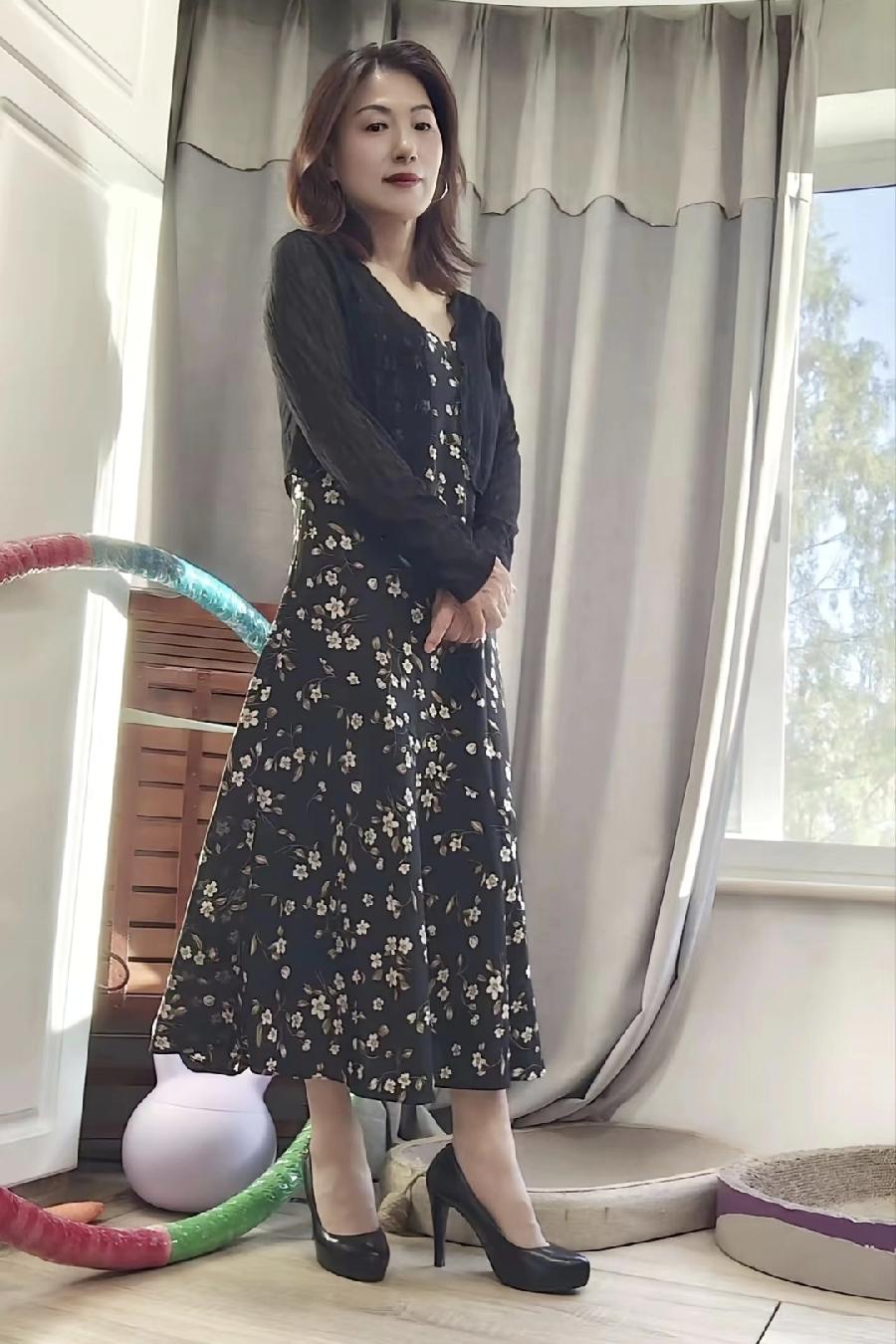 表妹的婆婆从乡下过来带孩子，竟然穿了这种衣服，哎，年轻是显年轻，可能带好孩子吗？