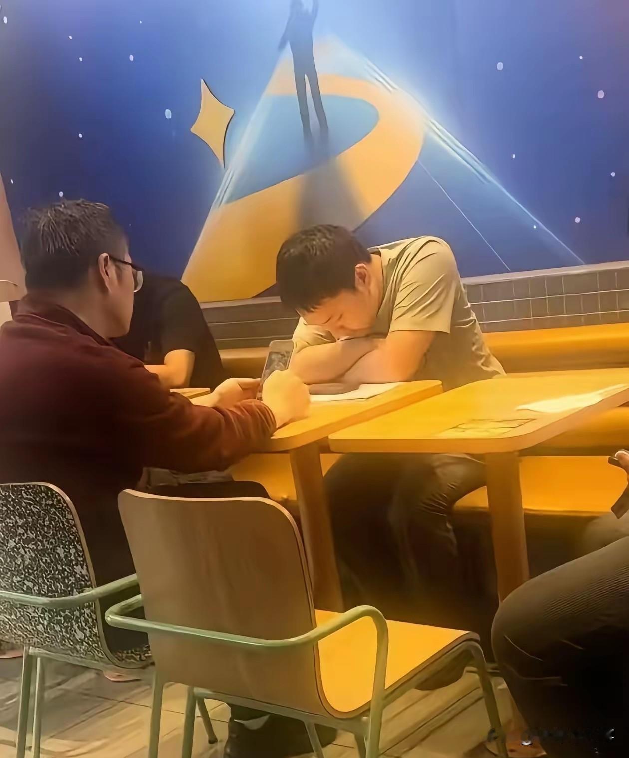 天呐！我终于搞懂老师为什么要请“杀哥”吃汉堡了！这两天“杀哥”课堂连吼三声“