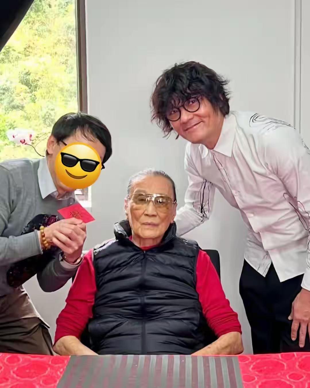 谢贤2025年过了一个很不开心的年！图一是春节时，干儿子林家栋去给谢贤拜年时