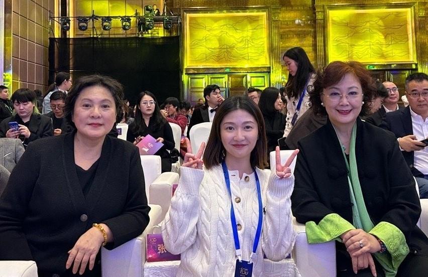上影演员剧团两位老演员——张芝华（左一）、赵静（右一）。年轻时她俩都容貌秀丽，