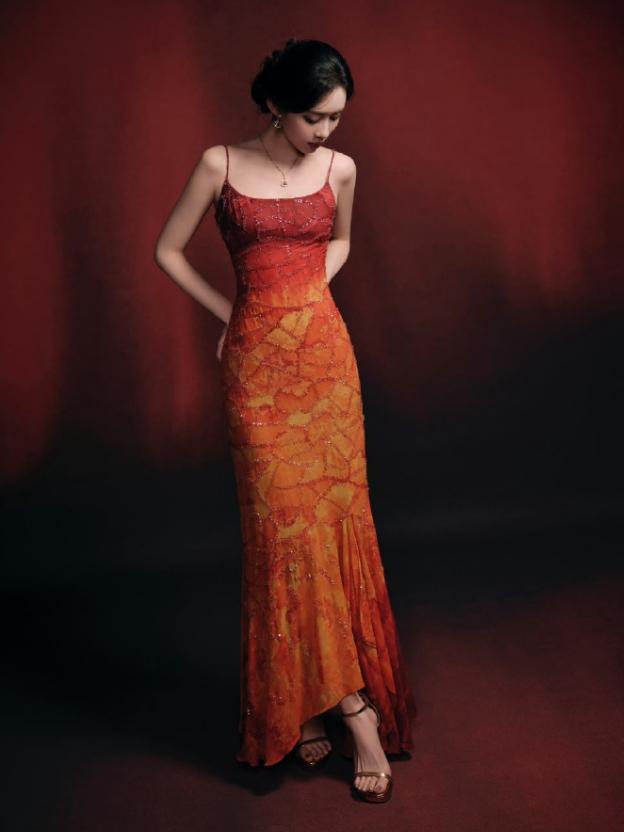 孟子义穿了ES的裙子惹了点小争议有粉丝说是2002年的股东高定，裙子是2002