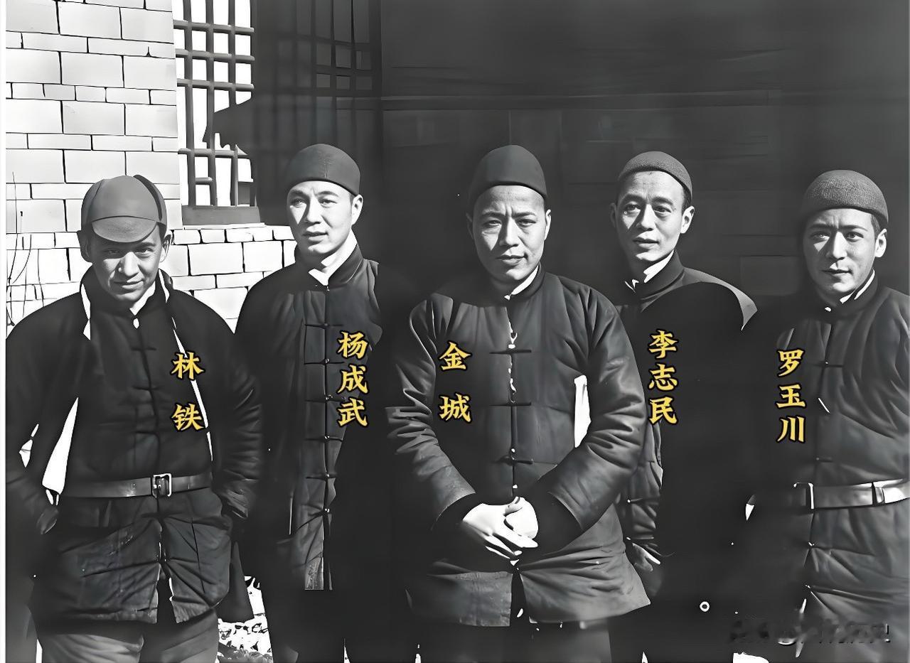 这张老合影你见过么？这张合影拍摄于1944年，冀中军区的领导的一张珍贵合影，