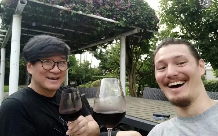 61岁周华健和31岁儿子同框，说是父子，更像是兄弟。如果不说，谁也看不出谁是爹。