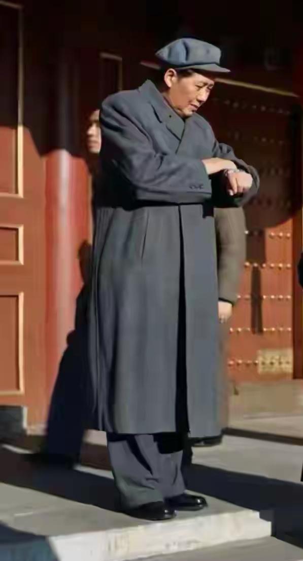 75年前那句“疯话”，今天听来真解气！1955年，中南海。毛主席对着满屋子工