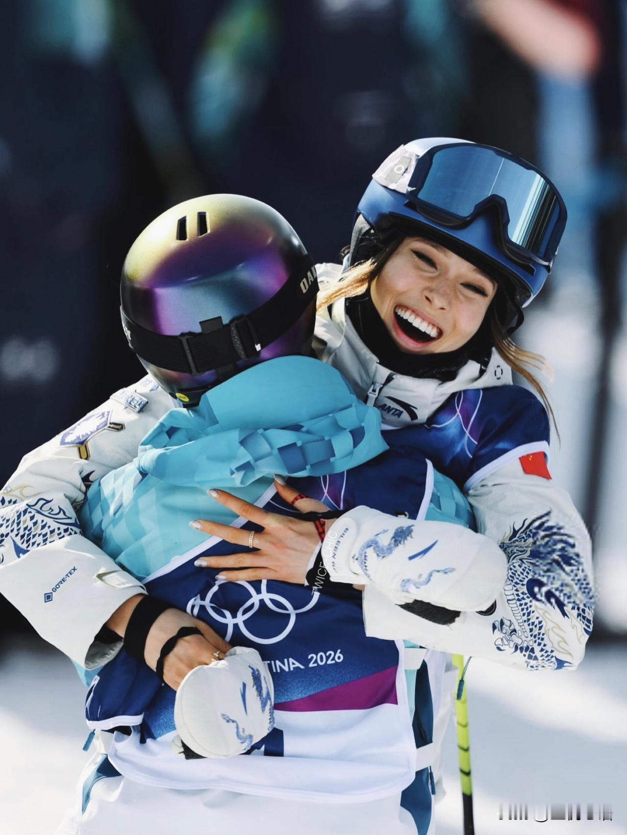 米兰冬奥会这幕太好哭了！谷爱凌拿下自由式滑雪女子U型场地金牌，李方慧摘得银牌，