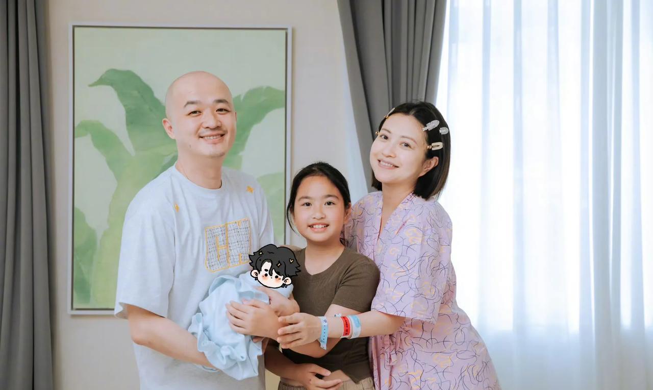 包贝尔包文婧还挺会挑日子，520这天直接甩出二胎全家福官宣喜讯！照片里小孩裹着蓝