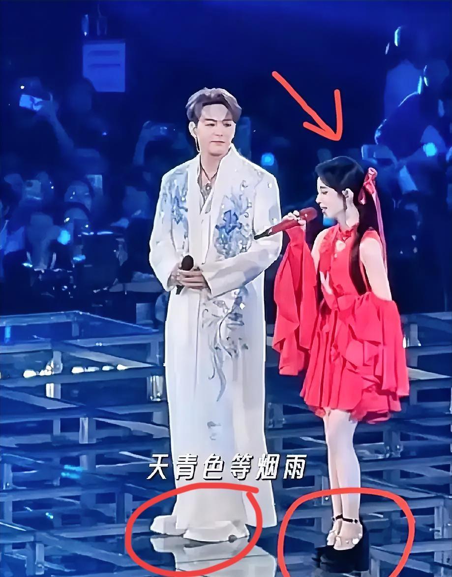 曾舜晞这厚底鞋真的会把鞠婧祎整抑郁，小鞠穿恨天高已经很辛苦了，曾舜晞半点不体谅小