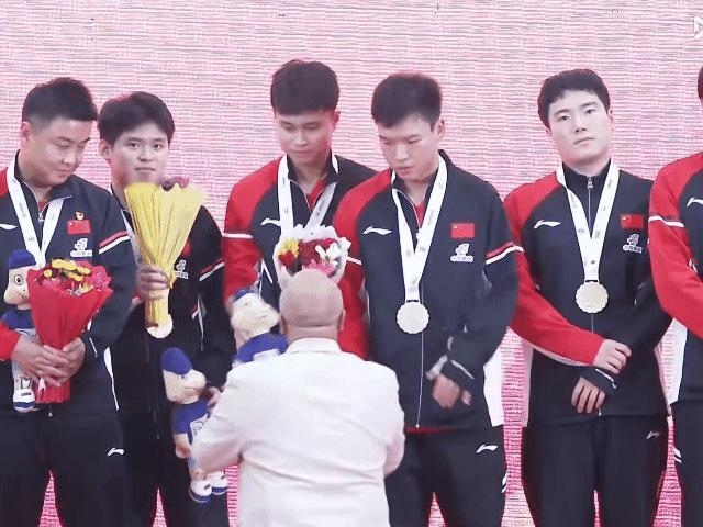 国乒小将林诗栋颁奖时遇尴尬：鲜花“致命香气”成话题刚刚结束的比赛中，国乒小将林
