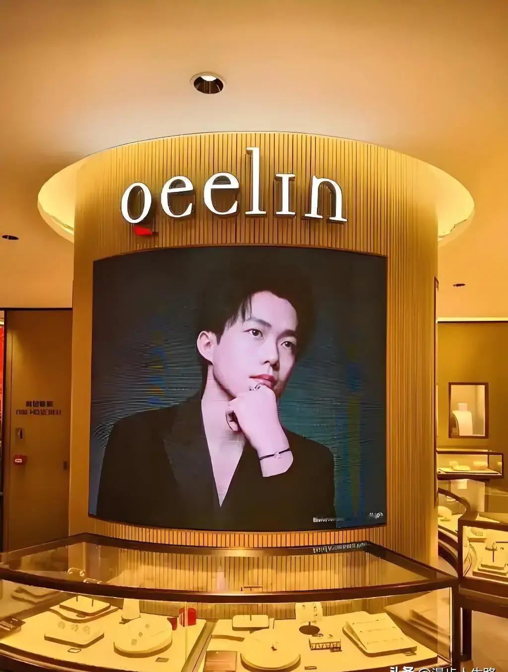 七条手链缠满左手。三枚戒指压着右手。王楚钦那张广告硬照里，唯独无名指空着。