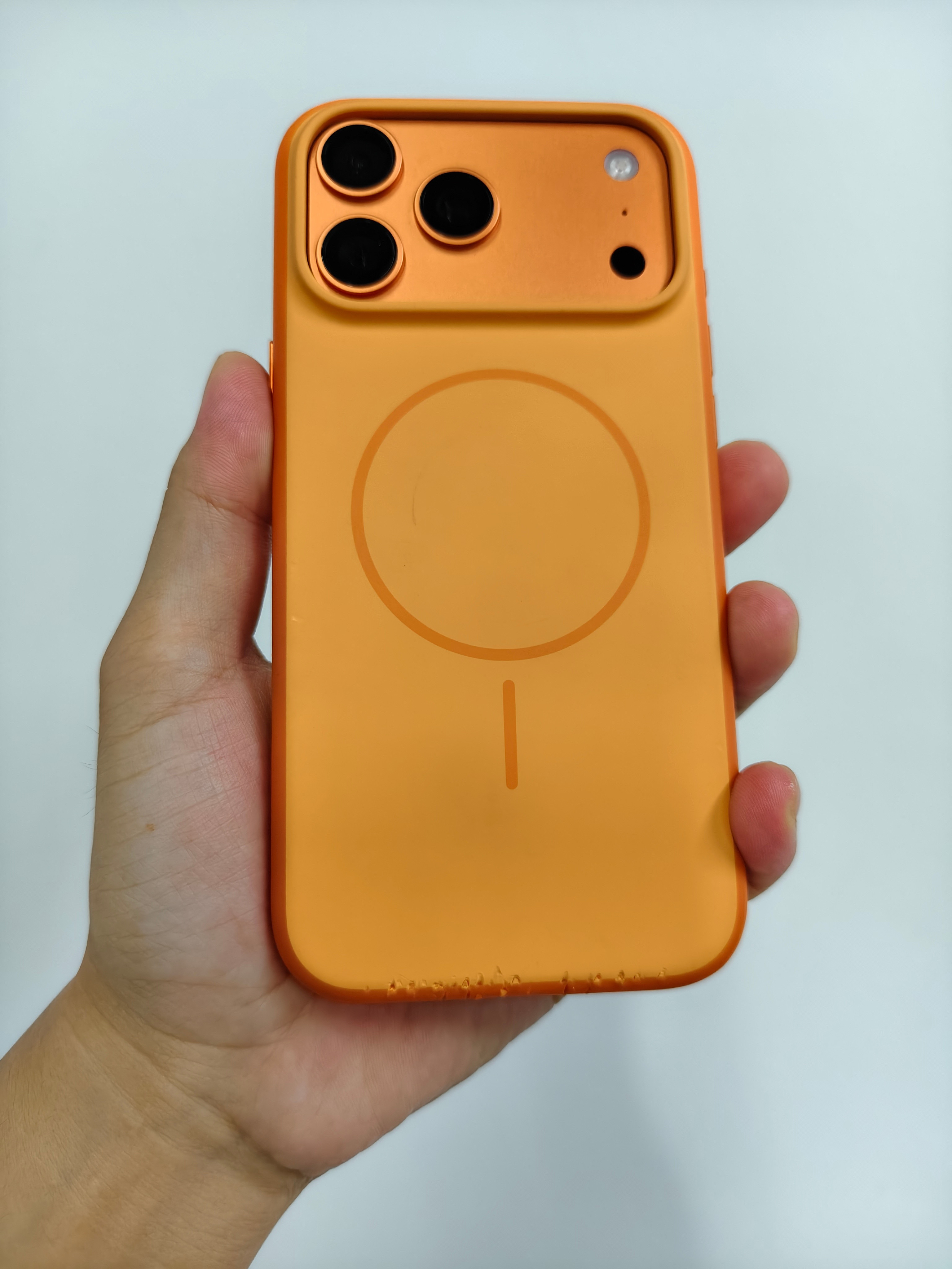 手机壳跟着我，遭老罪了，每次要充当开啤酒的角色