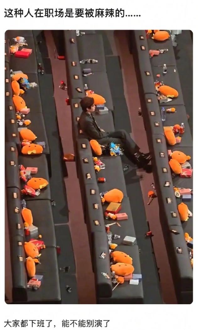 微博之夜最老实的是丁禹兮！好多艺人都因为某些原因没来内场的座位，就丁禹兮从头坐