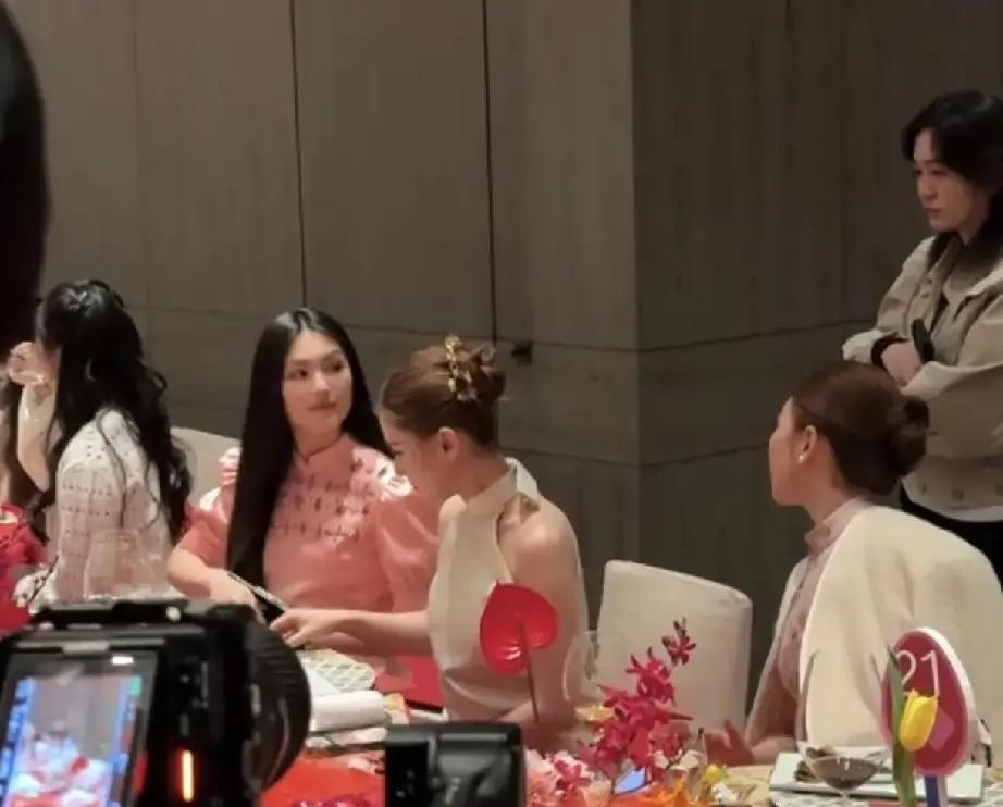 你发现没，真正顶级的富二代，反而最怕被认出来。巴黎高定秀第一排，何超莲把手机调