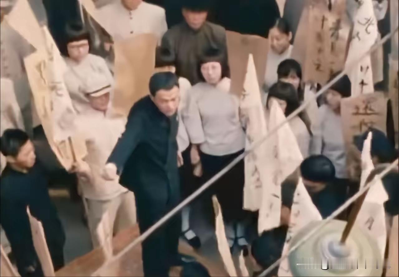 这张刘司长戴国徽训话的照片可不简单，有个超重要细节。刘司长穿的是五四服，在史料和