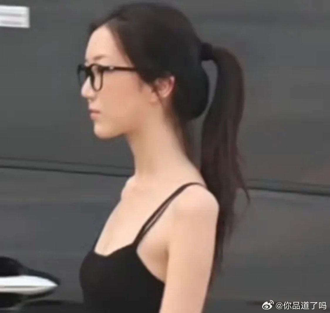 李亚鹏20岁大女儿出街被偶遇，李嫣梳高马尾清爽利落，戴着黑框眼镜气质清冷，眉眼与