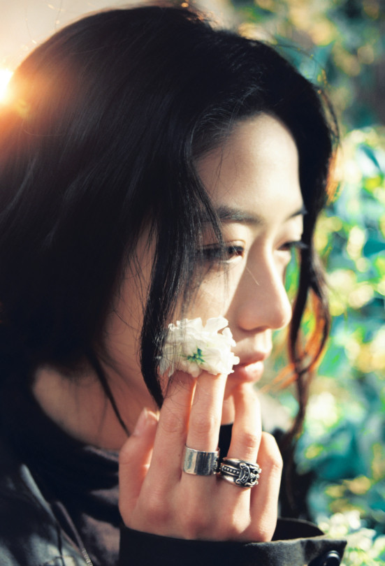 1.向涵之下一个作品的话接触的是🥭的青春偶像剧《烈烈灼日》，顺利的话月底开机。