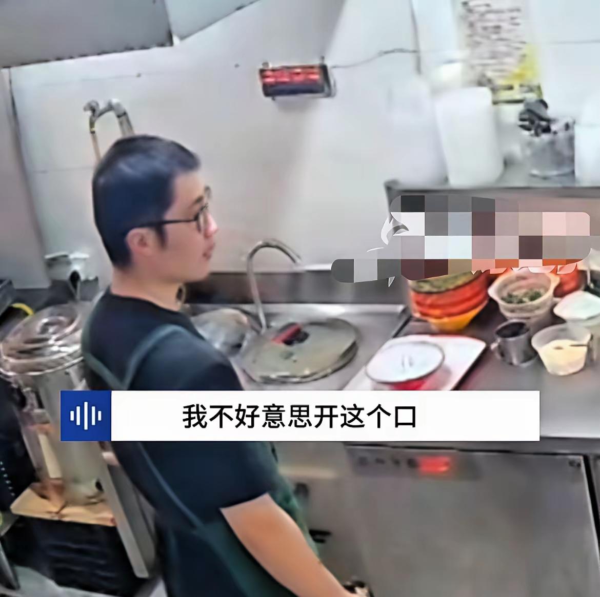 安徽，一女子带着孩子去饭店吃混沌，吃完径直离开忘了付钱。老板见女子身边带着孩子，