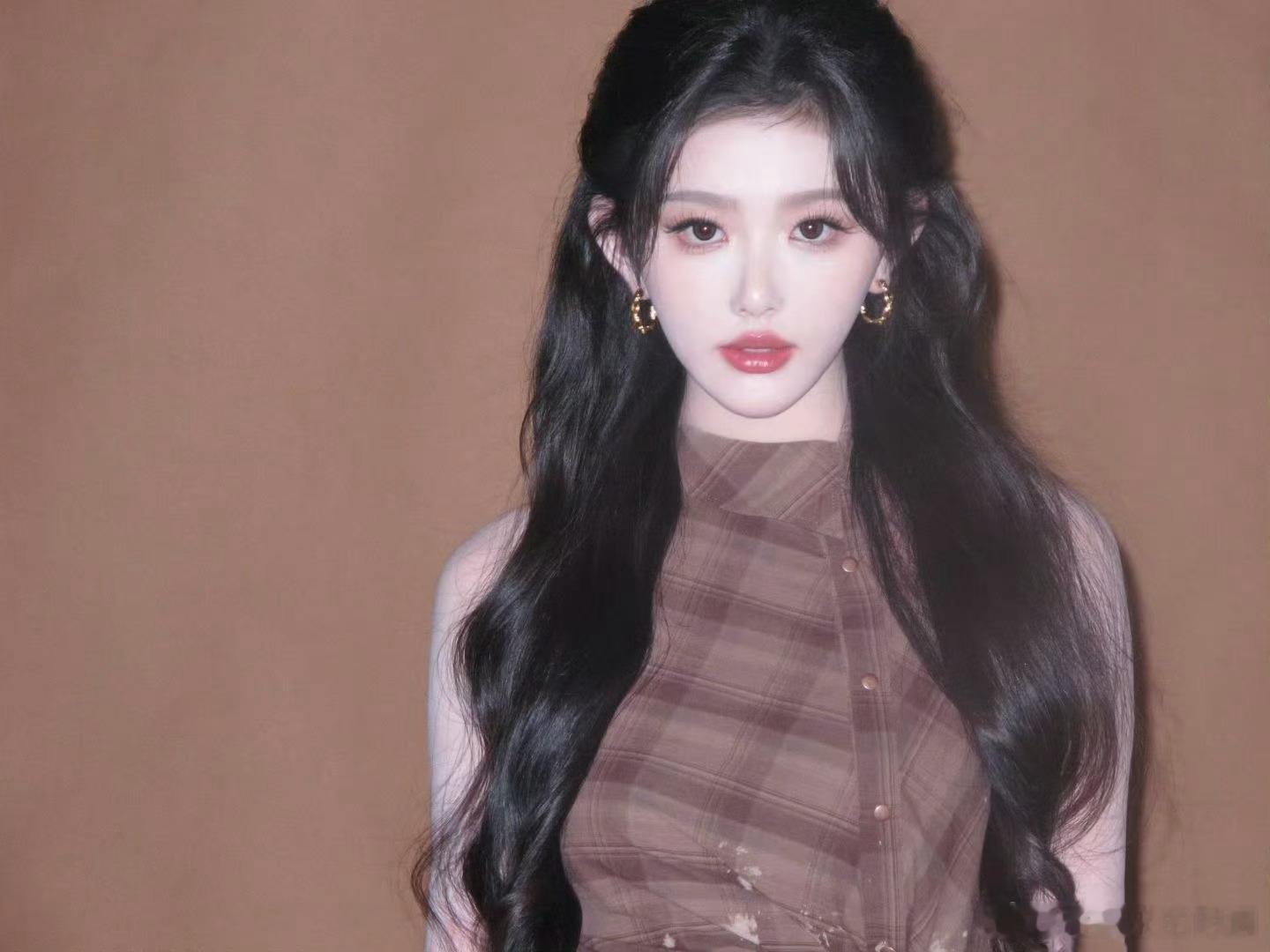 孔雪儿线下怎么美成这样见了孔雪儿本人才知有多美！不同场合妆造都轻松拿捏，小头小