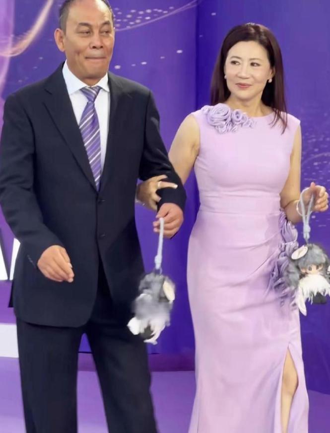 难怪张光北这么多年0绯闻他老婆叫陈炜，今年已经61岁了，体态丰满饱满，很健康的