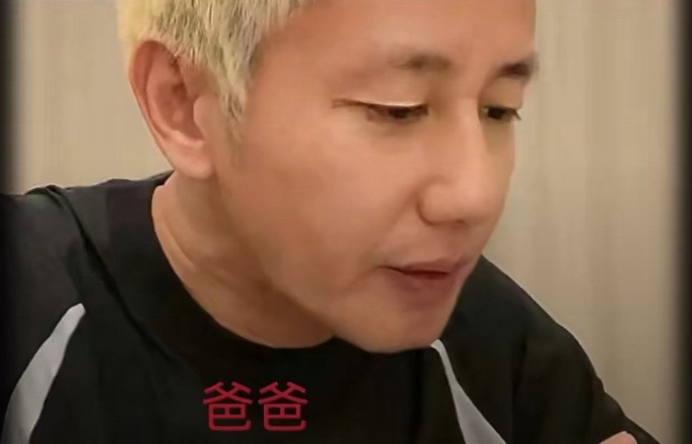 看了这张照片，终于知道赵露思像谁了，她不像妈妈，也不像爸爸，而是和奶奶很像。