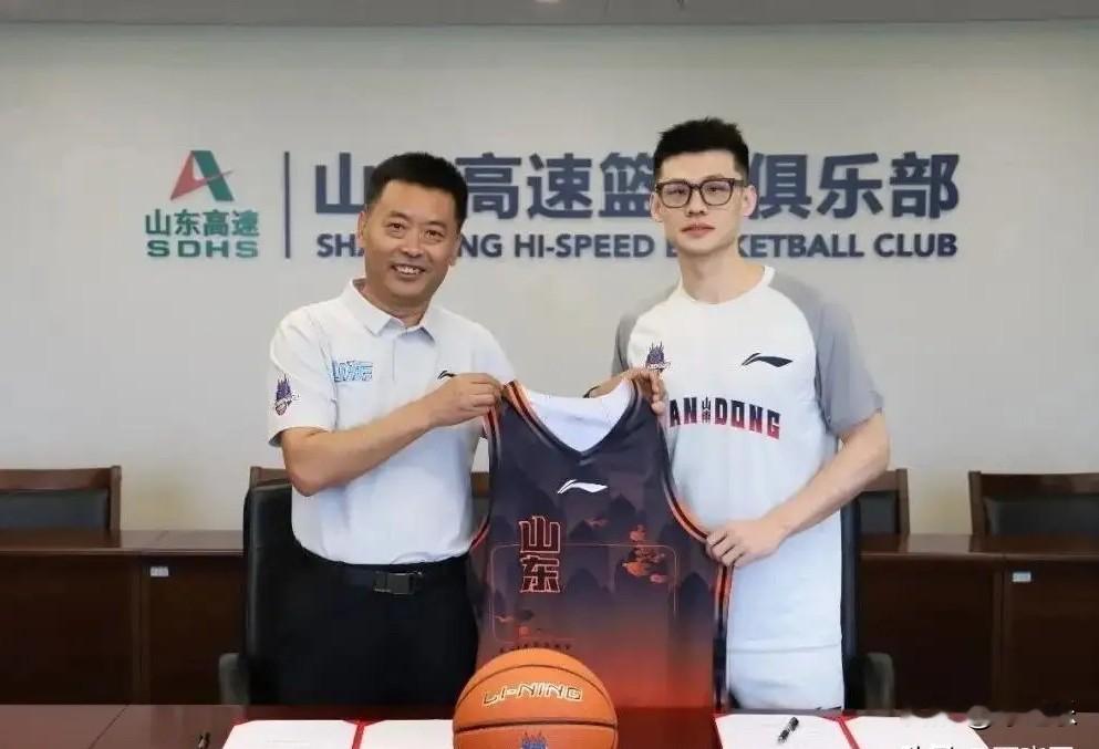 山东男篮：重点关注外援引进！随着王岚钦的加盟，山东高速男篮夏窗内援引进任务达成。今年夏天，山东男篮引