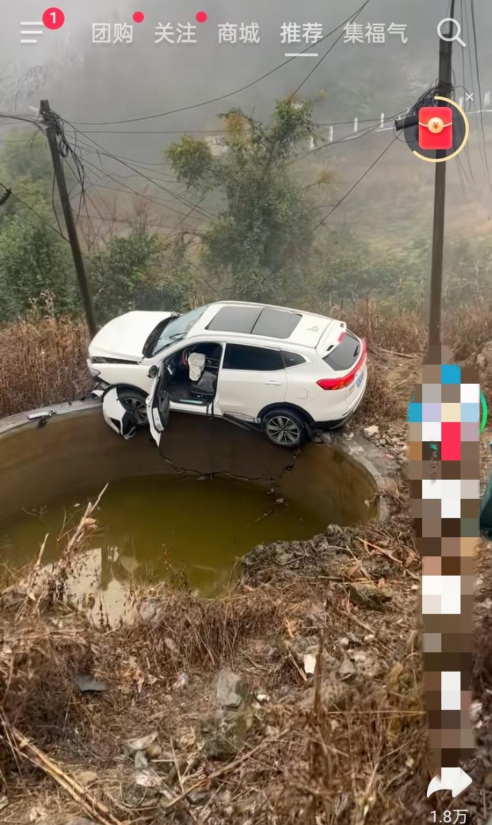 这技术到底是车技太菜还是命太硬？刷到这个视频我直接看愣了！好好的SUV