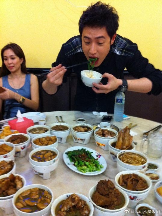 潘玮柏最搞笑的一张图之一他恨不得扑到菜上边直接吃[单身狗]​​​