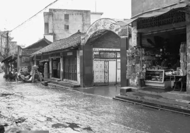 1930年，土匪头子马玉仁大肆洗劫江苏小镇，掳走几十个年轻貌美的姑娘，这些姑娘