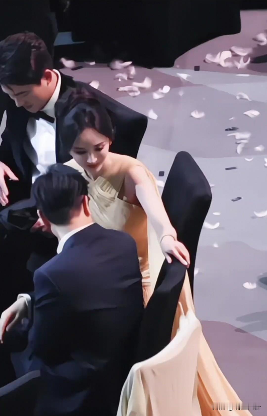 杨幂，于和伟坐一起就是搞抽象[捂脸哭][捂脸哭][捂脸哭]于和伟老师也是坐上包间了[笑