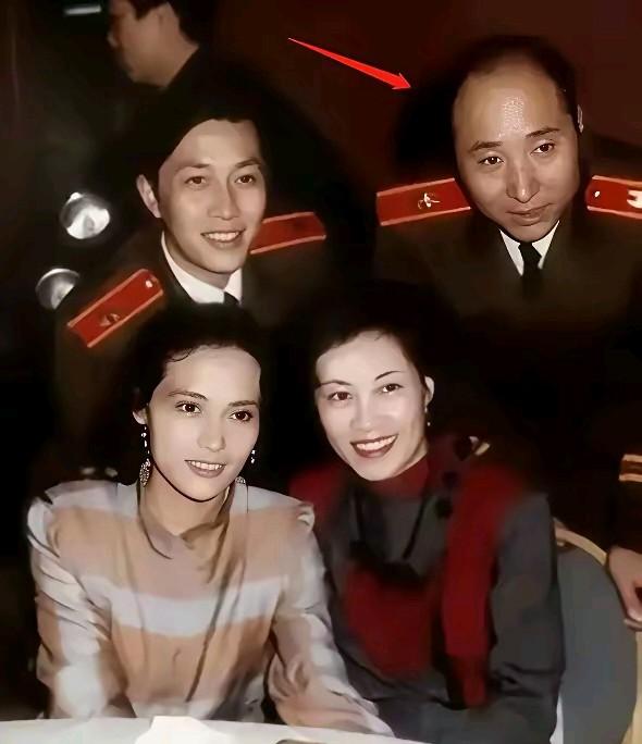 四位合影中，只认出了后边两位唐国强和陈佩斯，前面坐着的两位美女不知道是谁？你知道