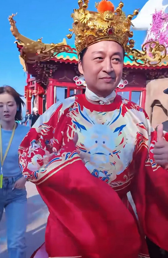 真犯不着心疼马景涛——他一天的收入，抵得上普通人三个月工资了！不少人纳闷