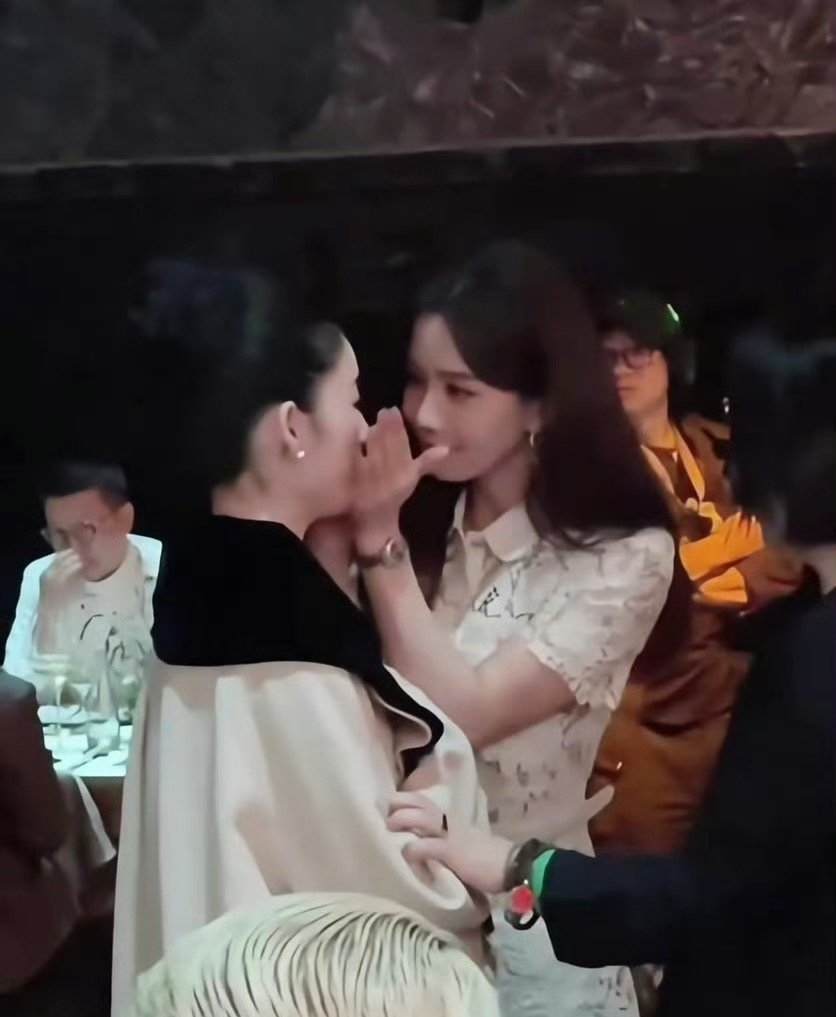 刘诗诗郭晓婷差点亲了，刘诗诗差点亲了郭晓婷，是谁的仙剑dna动了