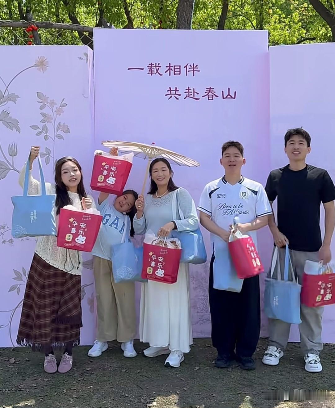 许建华这两天一直在筹备粉丝见面会。今天许建华的视频说丝见面会已经准备的差不多了。