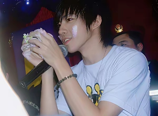 俞灏明没烧伤前妥妥的花美男颜值，我觉得完全在张翰之上。