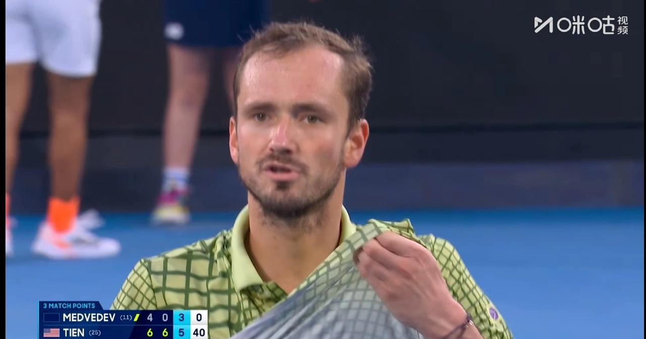 1小时42分钟，吞下一个0-6。梅德韦杰夫在澳网的崩盘，不是意外，是一场蓄谋已久
