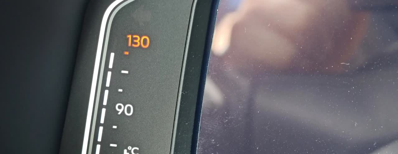 车辆怠速水温升至120度！打开机盖散温后水温达到90度才正常上路行驶。路上也不敢