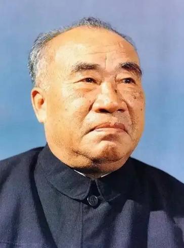 1976年，朱德元帅穿戴整齐，准备去参加周总理的追悼会，可就在他准备出发的时候，
