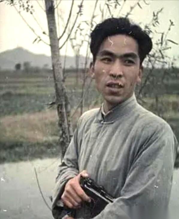 1947年，淮安。地下党李凤岐双手反绑，明天就要被就地处决。房东吴必荣端着一碗