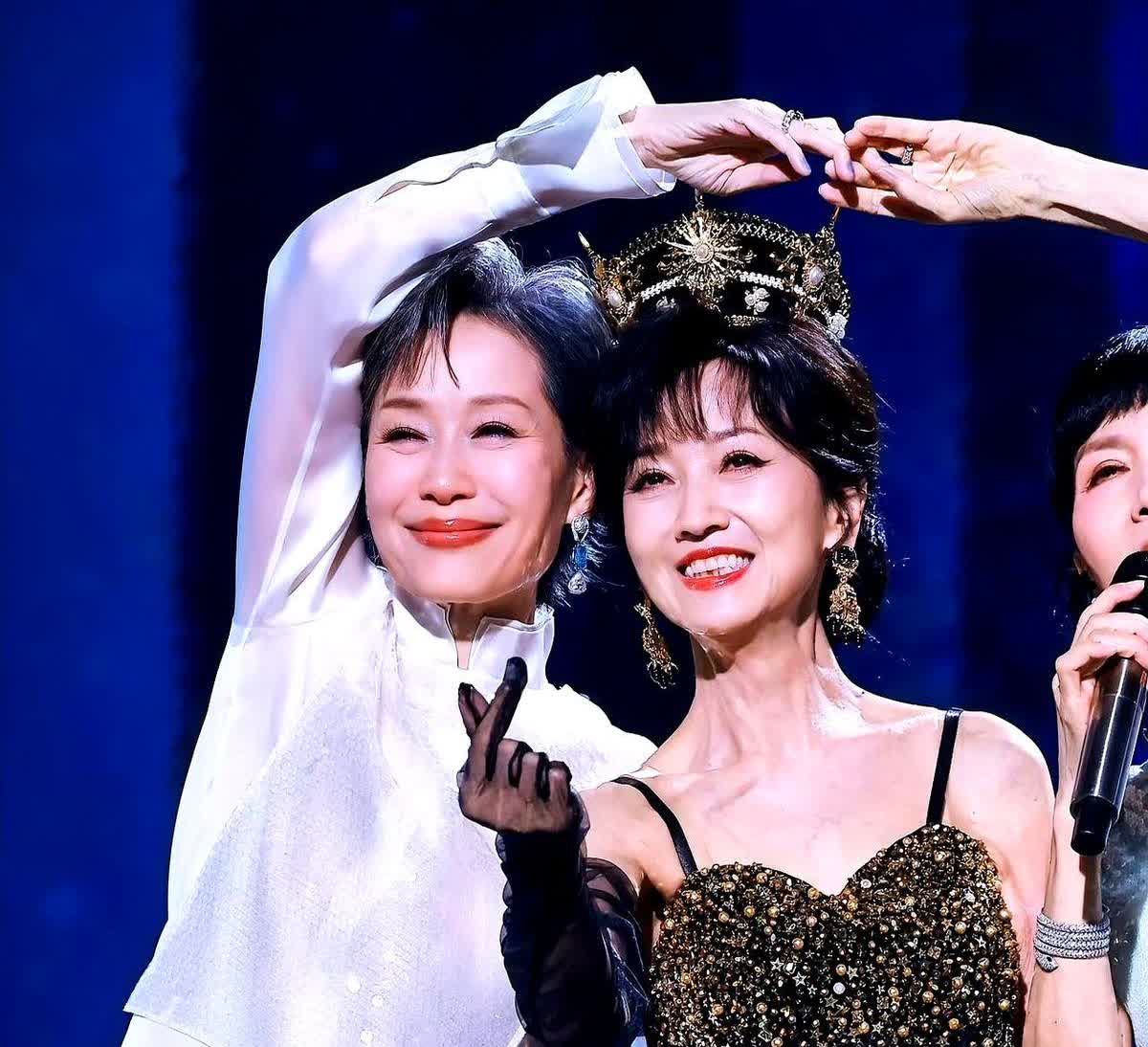识趣的人都看的出叶童退出的演唱会的原因不是因为她年纪大了没有精力，而是因