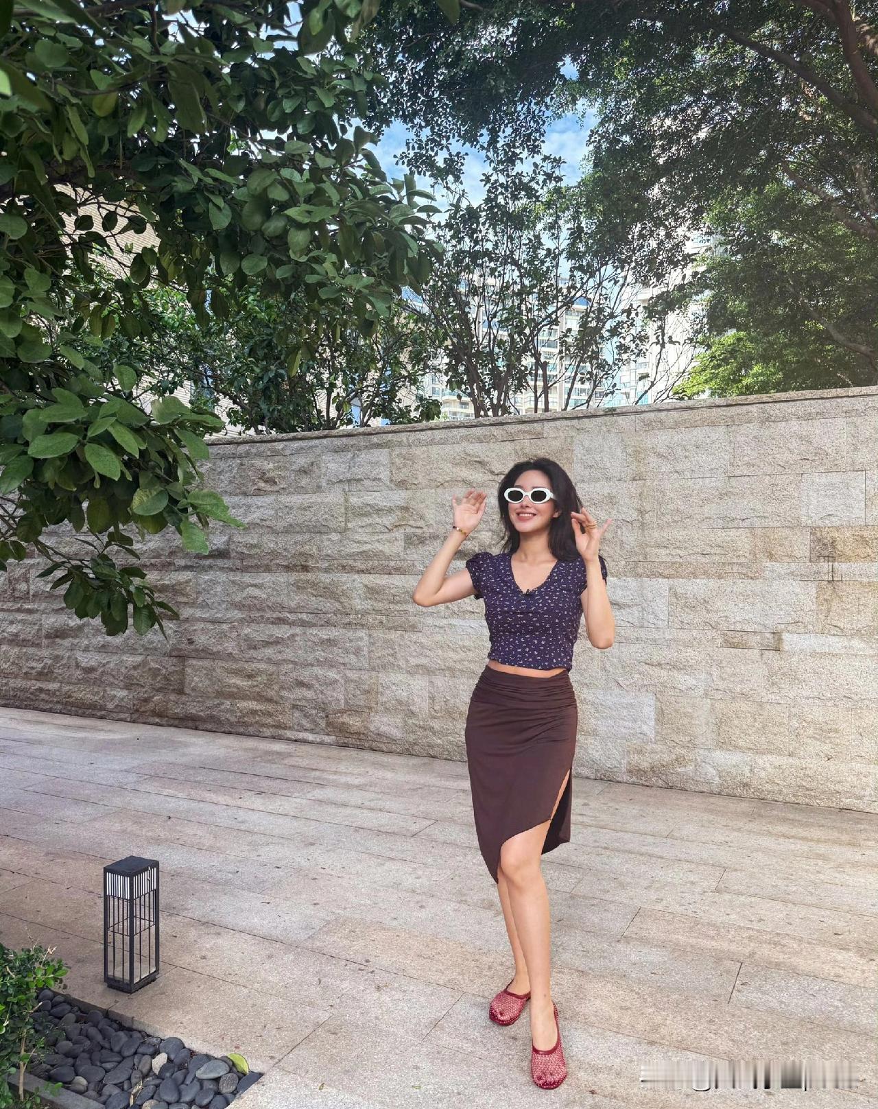 杨采钰这状态真是绝了！整个人都在发光的那种健康美，一看就是气血超足，皮肤透亮。