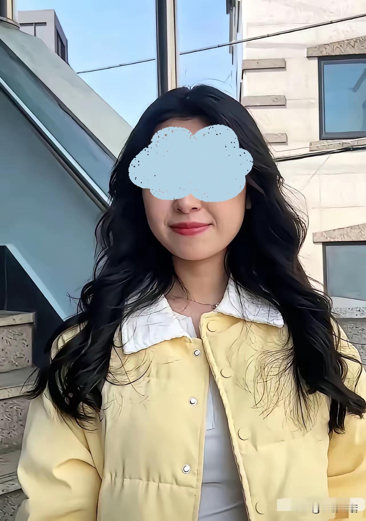 “住所里有几件文文的衣服”。郑昌圣亲口承认了这一点。当晚他拉着的行李箱是文文的，