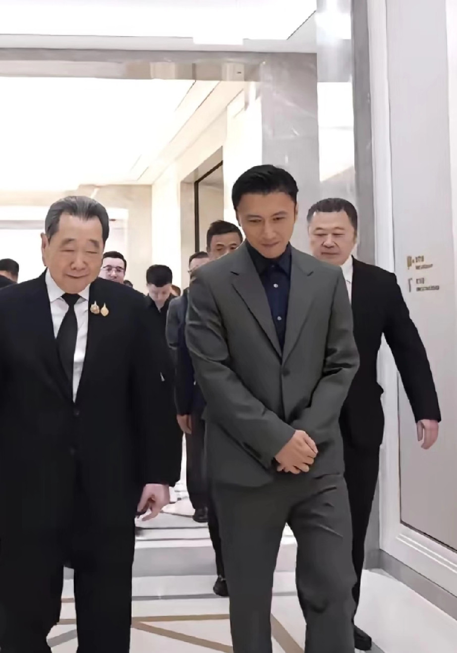 难怪王菲离不开！难怪王菲离不开谢霆锋，浪漫又会搞事业的男人真不一样！刚过去的七夕，本以为锋菲会有甜蜜