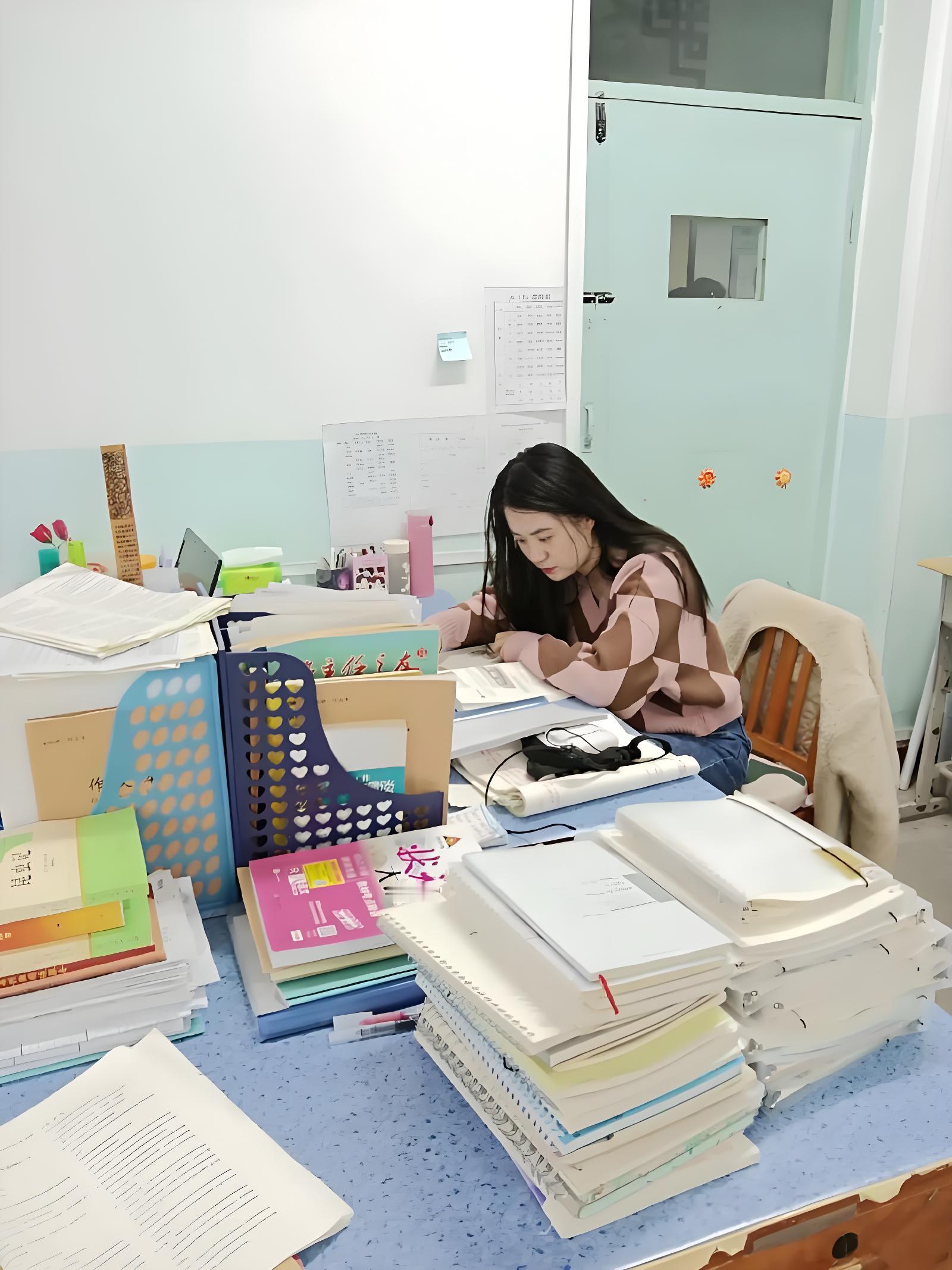 晚自习后的备课时间，办公室里聊起最近的大促。几个老师都在说，这时候囤护肤品确实划