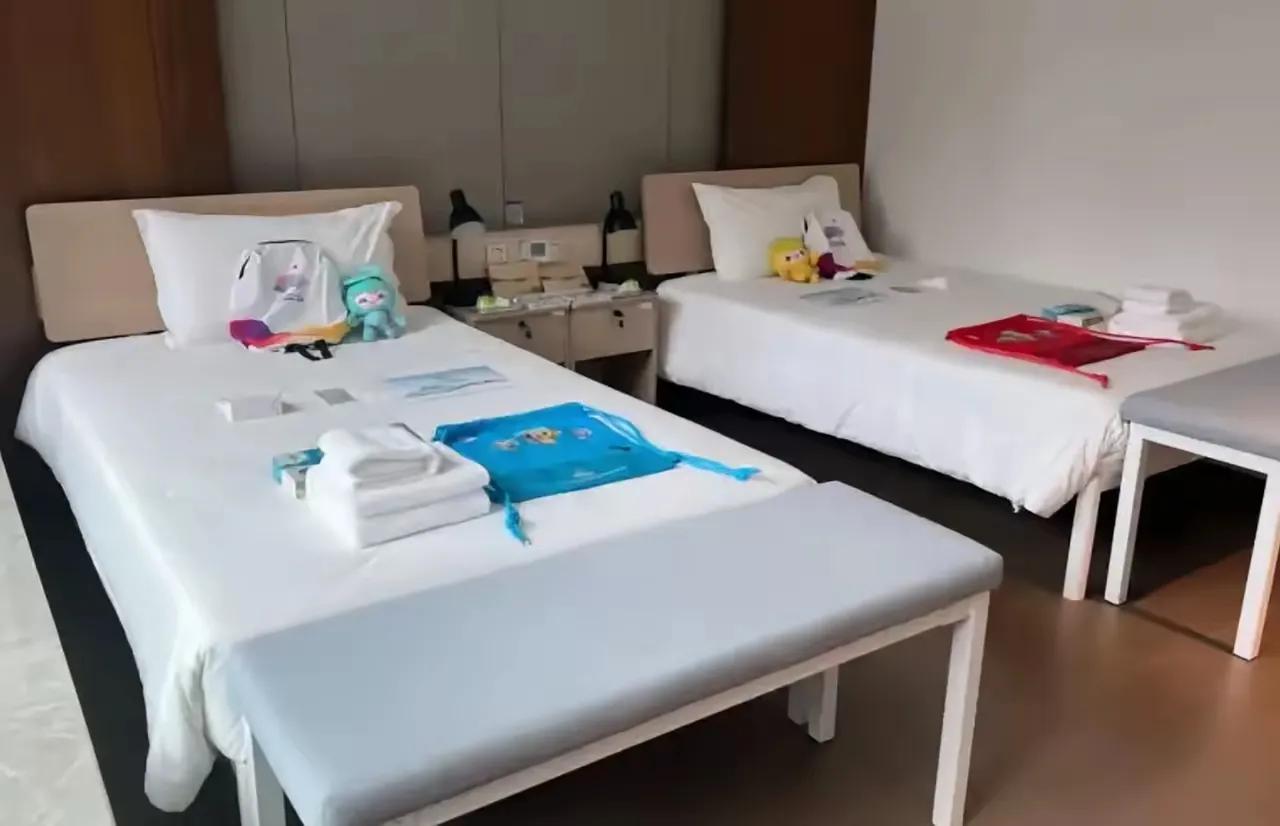 亚运会游轮上的住宿极其混乱，日本运动员男女混搭倒有情趣！这自然并非“情趣”，