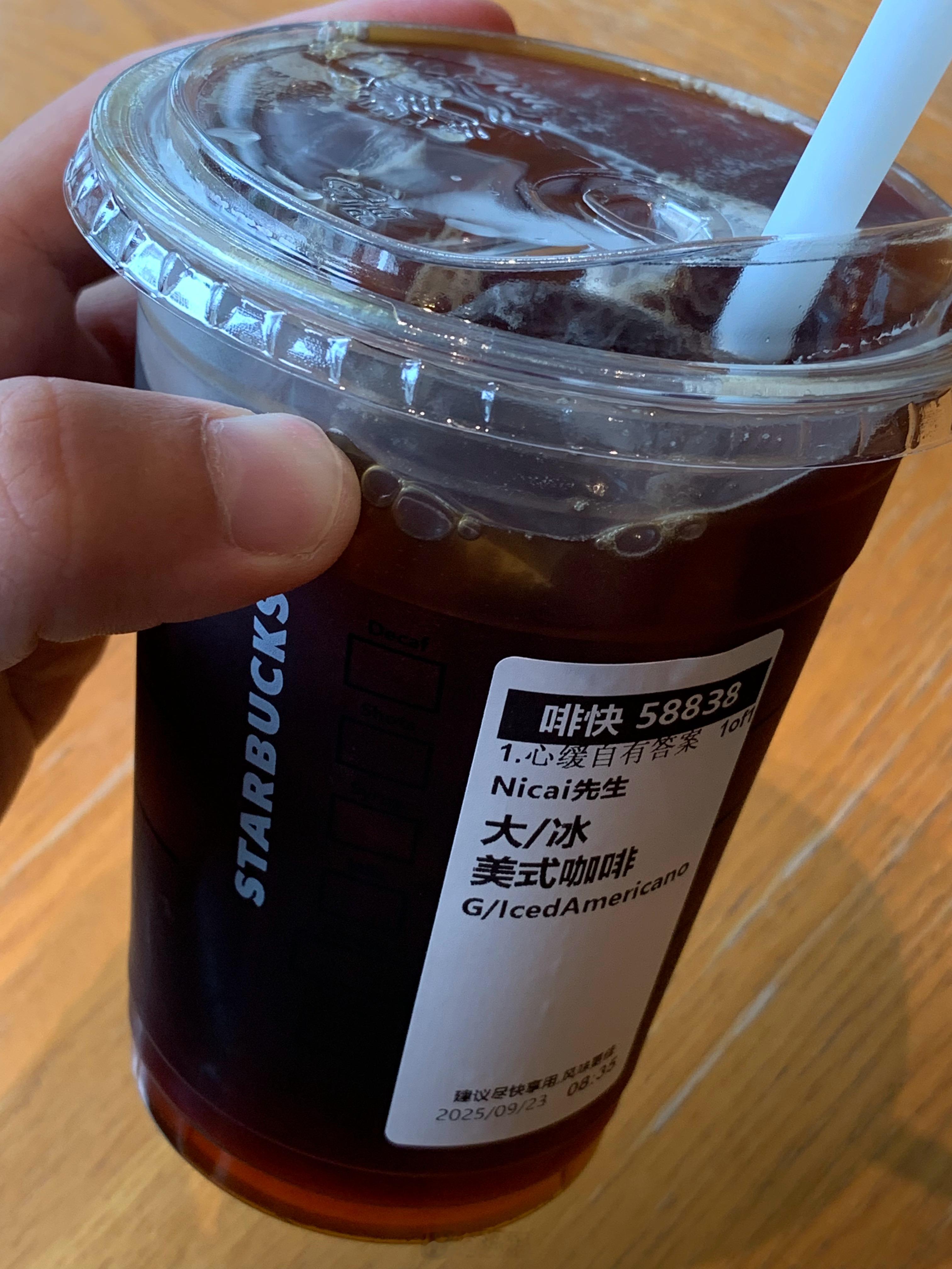 流水的台风，铁打的牛马，问题不大，台风天也要早睡早起喝冰美式刷微博看好看的小姐姐