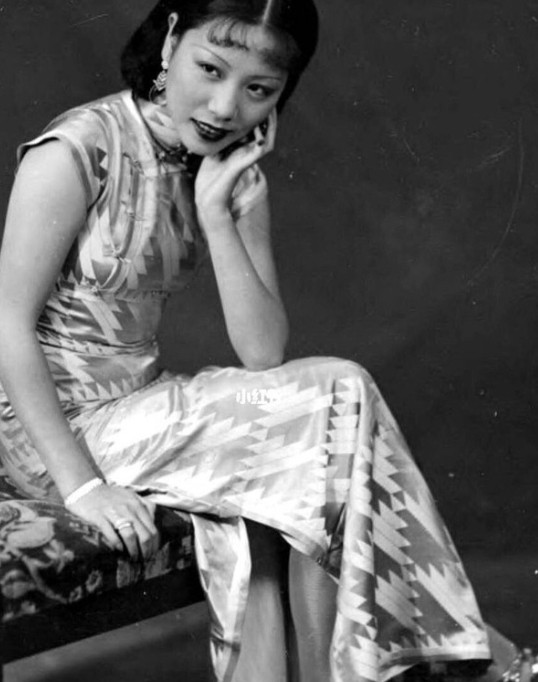 1921年，杜月笙带着30000大洋找到卢小嘉，求他放过黄金荣，卢小嘉却表示：“