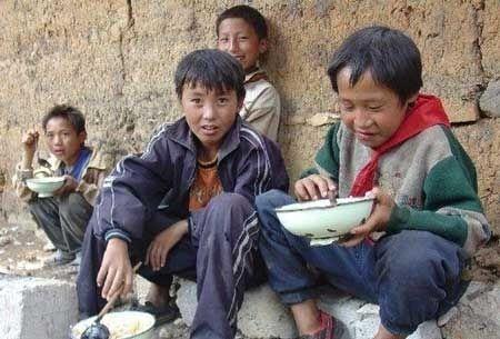 “人穷不可怕，心穷才可怕！”这句话，是不是听得耳朵都起茧了？但真放在生活里细细品