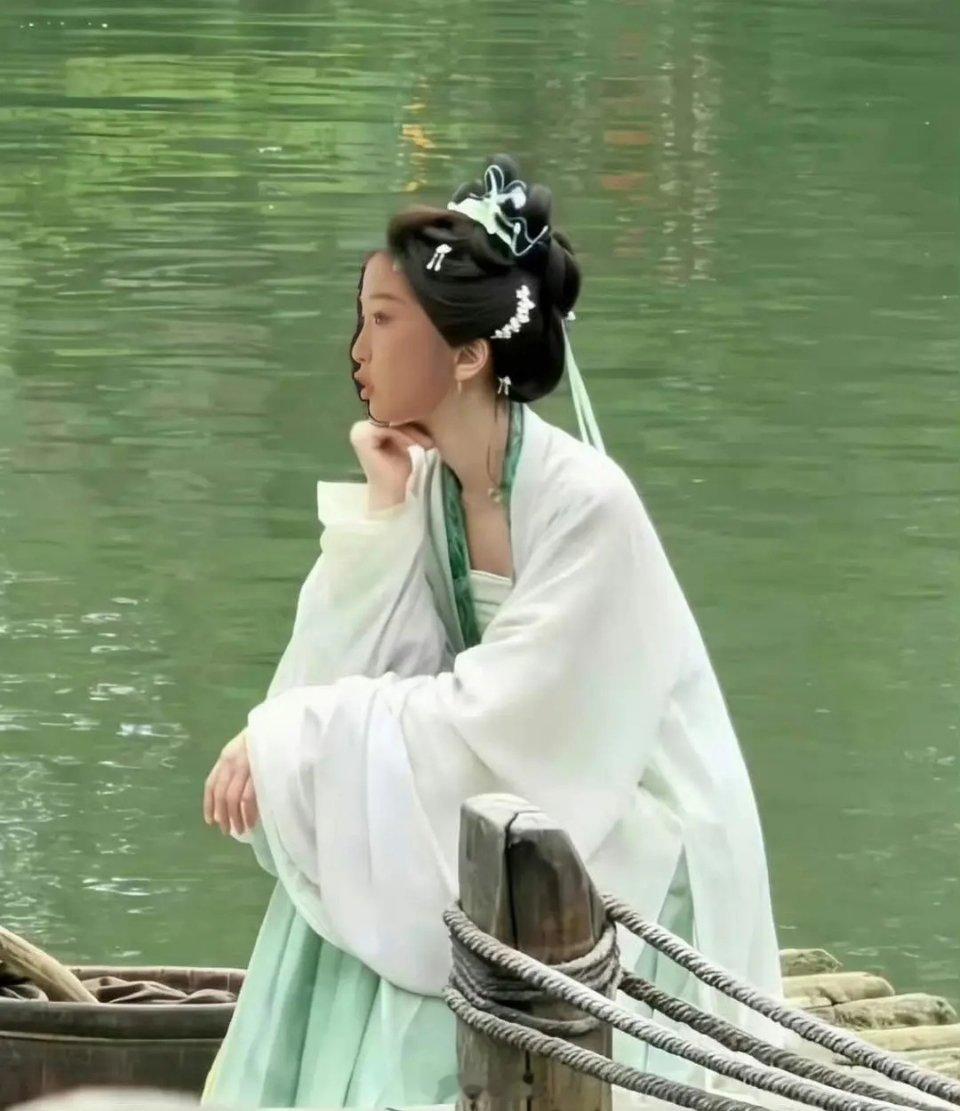 如果没有去年那场围剿黑水，赵今麦一念江南的妆造就是虞书欣的了。。。
