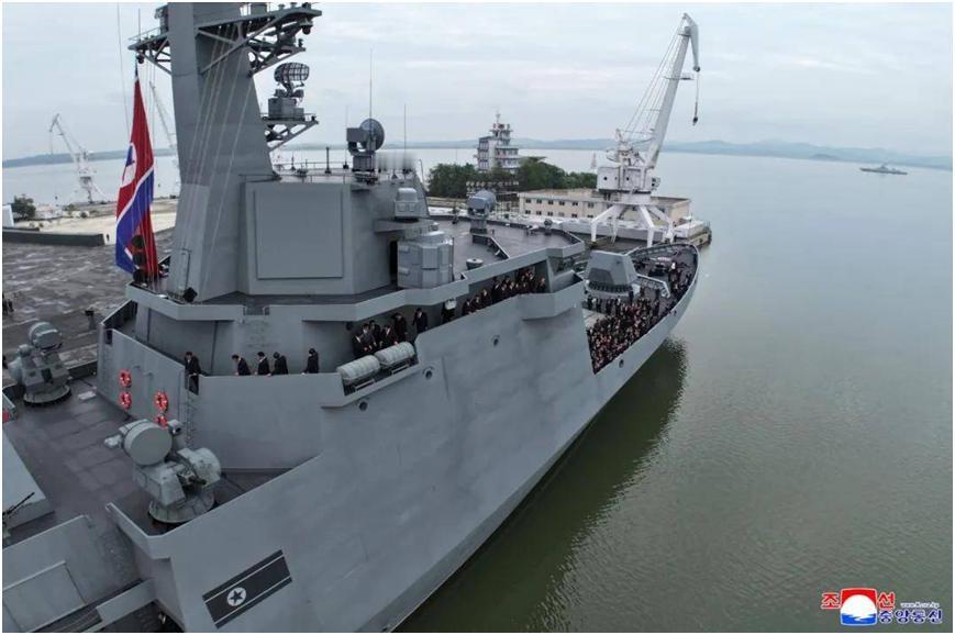 【有意思的点藏在细节里】这是金正恩视察朝鲜海军崔贤号导弹驱逐舰的画面。你能找出主