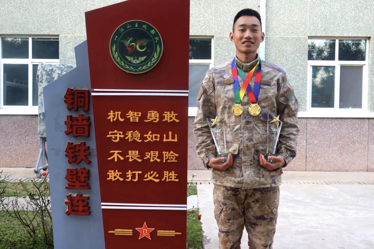 “10秒86”当裁判员报出成绩赛场上，响起热烈的欢呼声战区陆军第83