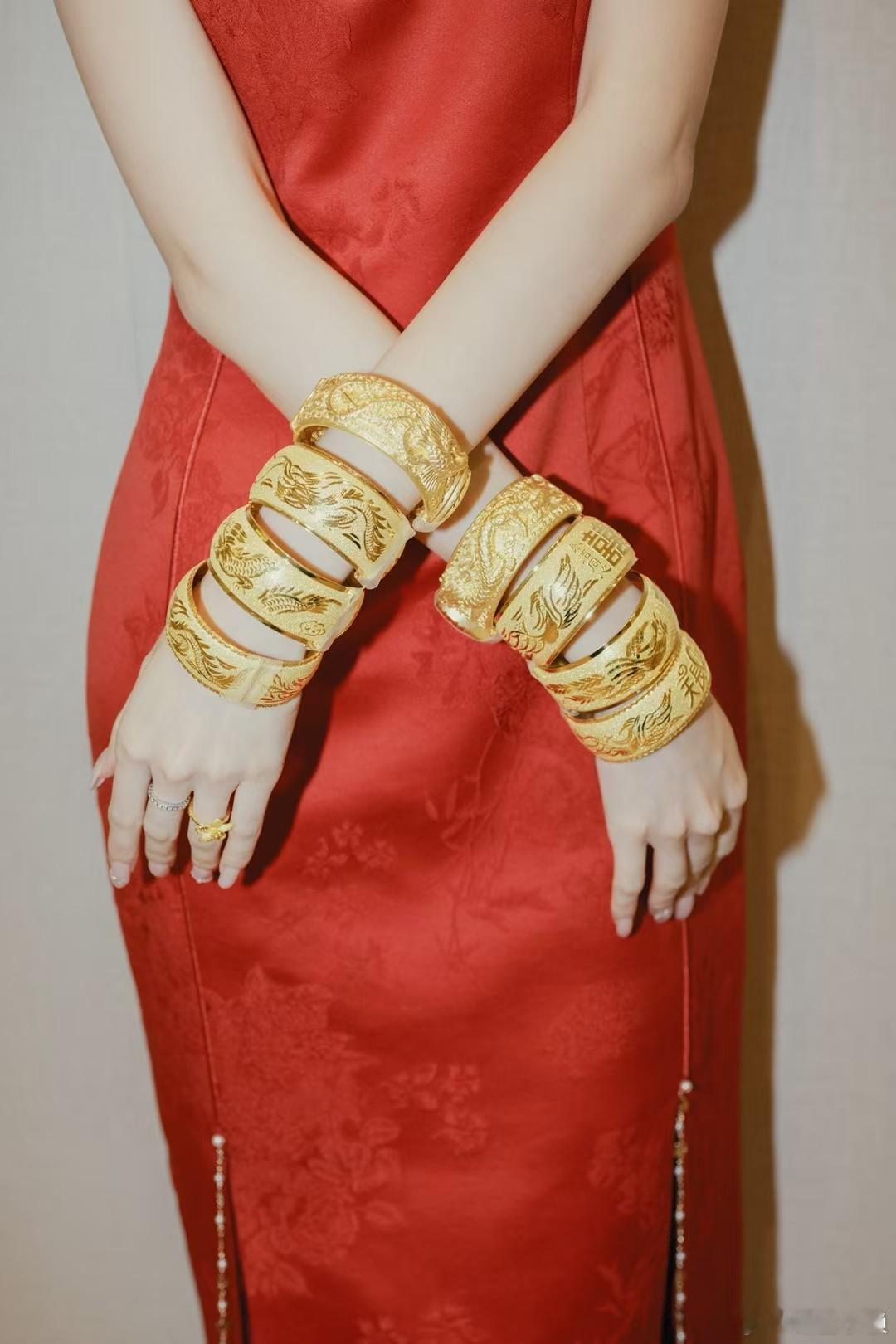 朋友圈一朋友结婚，手上好几个大金镯子，这得多少钱[惊恐]黄金疯涨30克金镯价格超